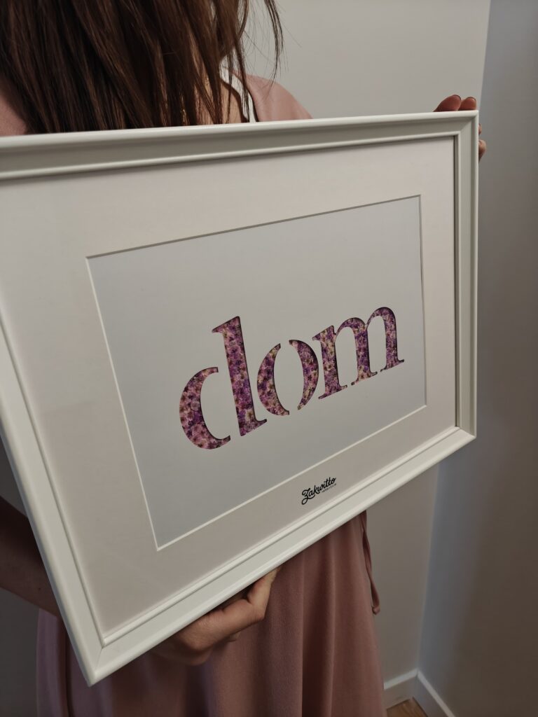 Napis Dom, fioletowa gipsówka, 30×40