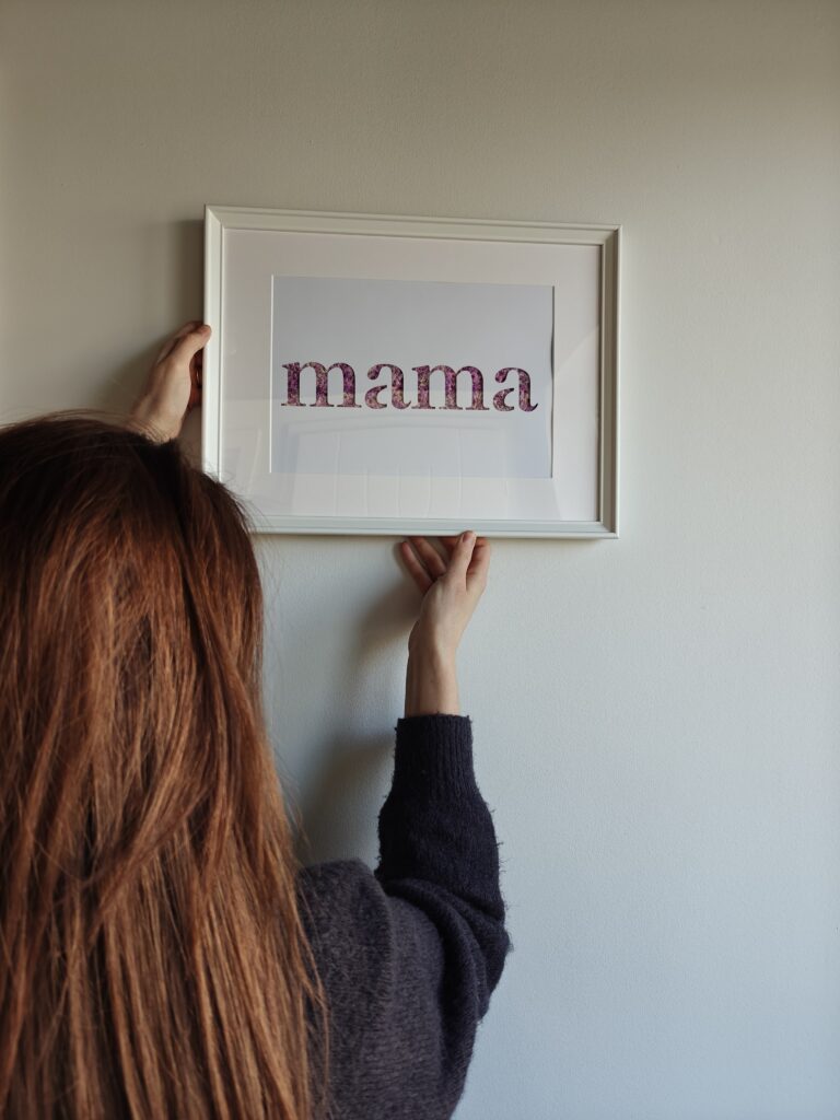 Napis Mama, fioletowa gipsówka, 30×40