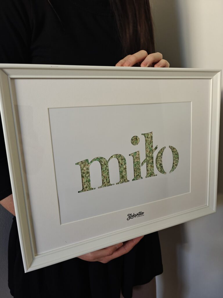 Napis Miło, miętowa gipsówka, 30×40