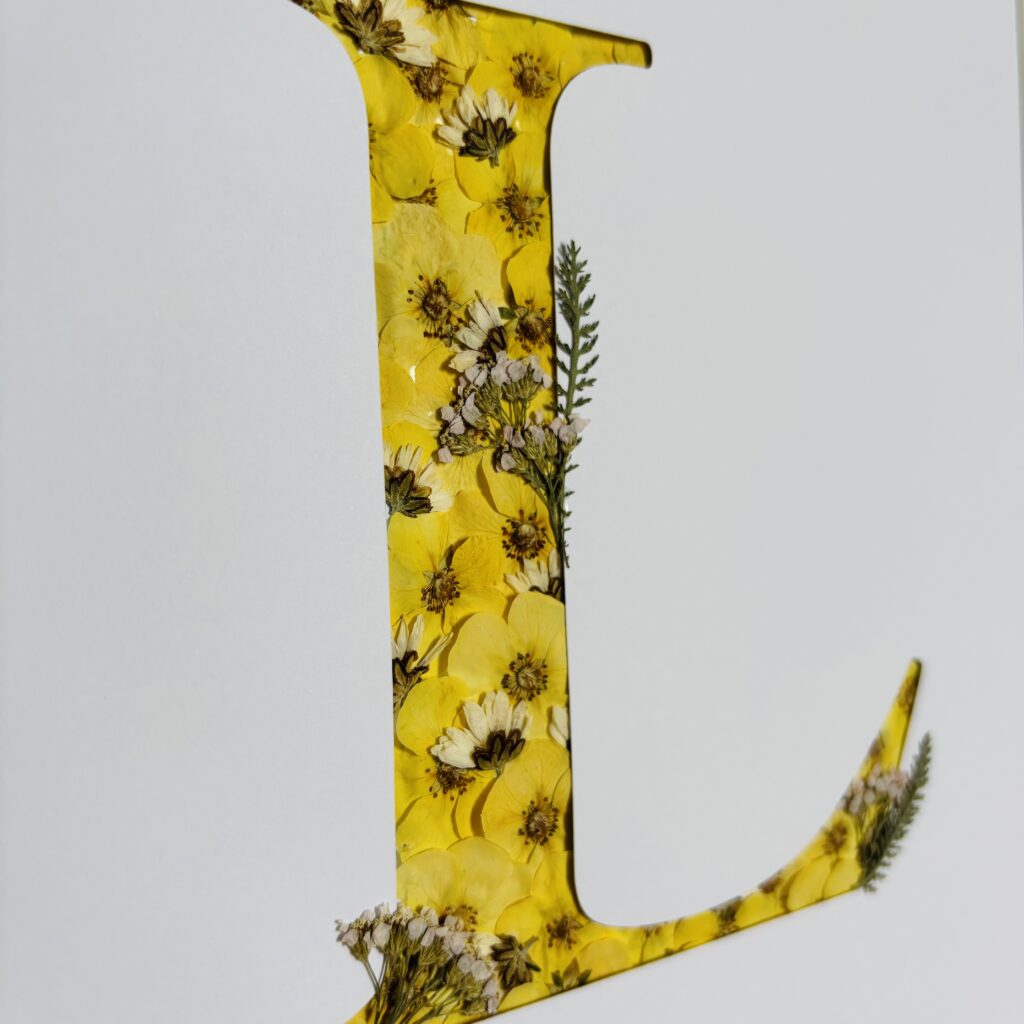 Litera L, żółty pięciornik goldfinger, 30x40