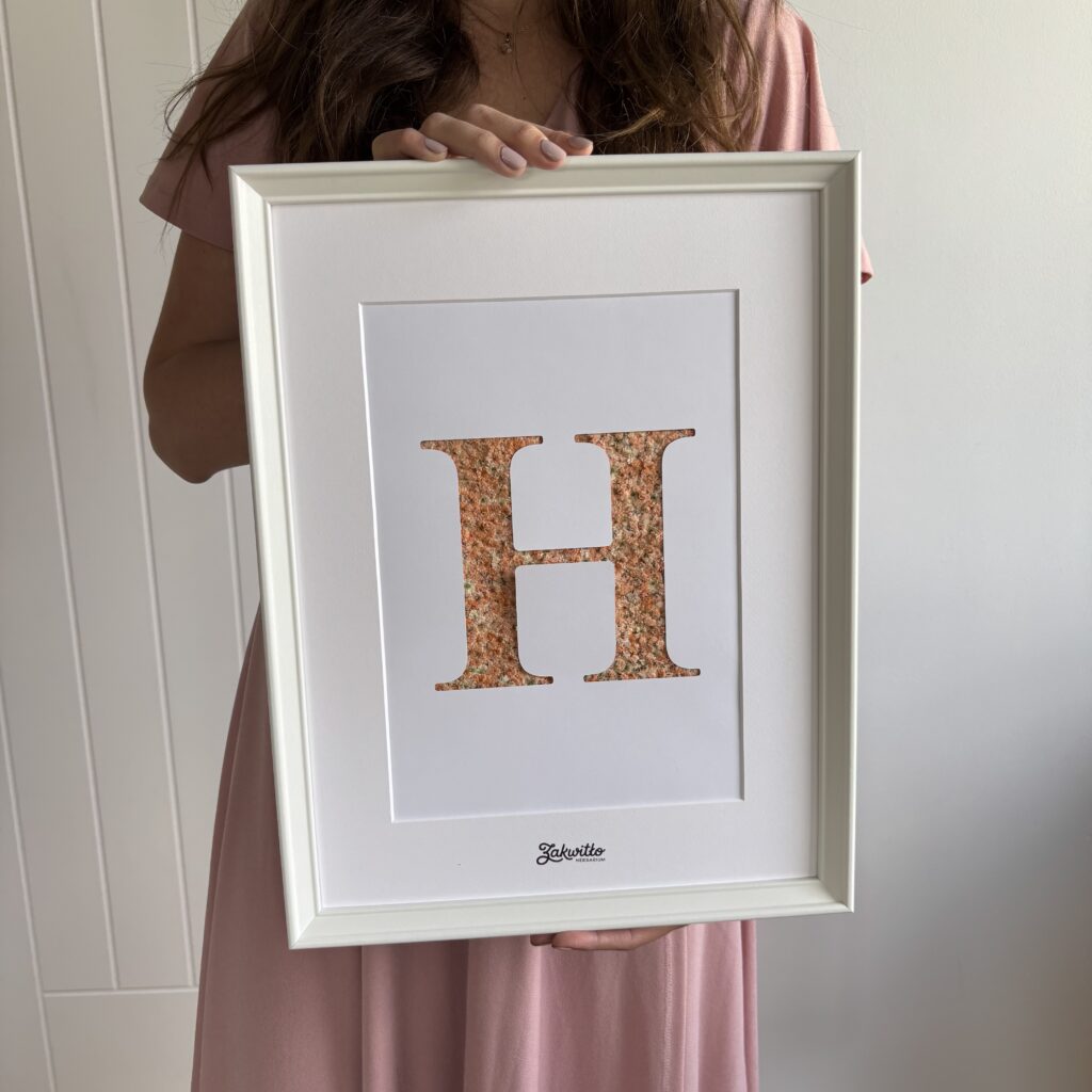Litera H z suszonych kwiatów — pomarańczowe gipsówki, 32×42