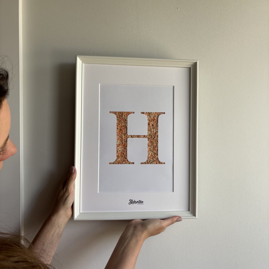 Litera H z suszonych kwiatów — pomarańczowe gipsówki, 32×42