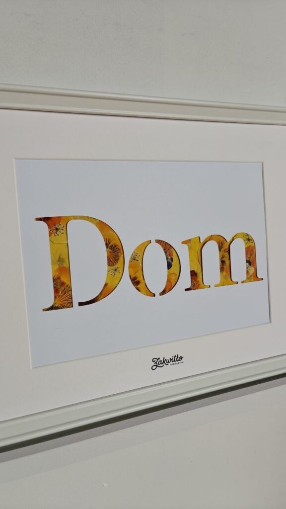 Napis Dom z suszonych kwiatów — Bratki mix, 32×42