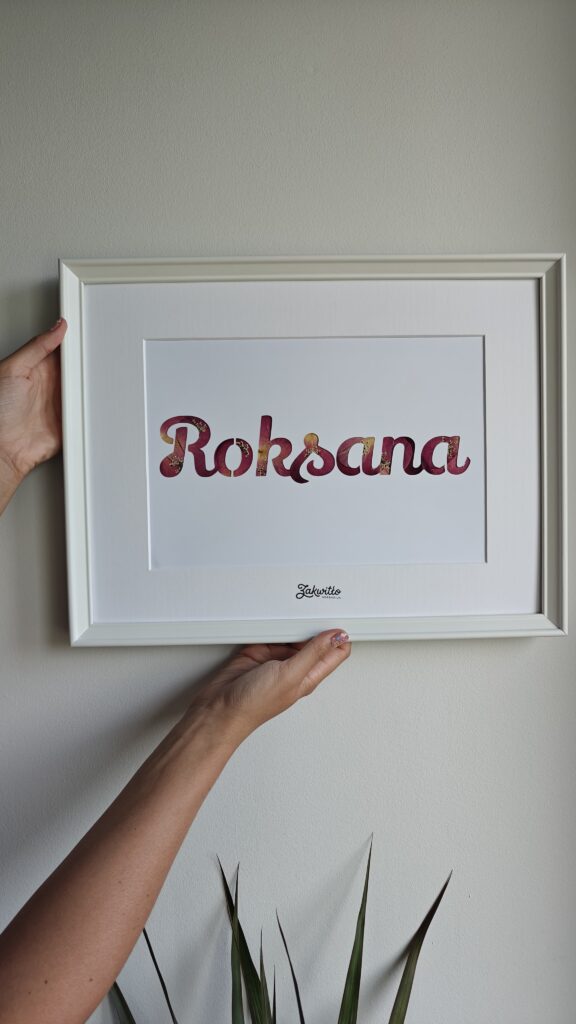 Napis Roksana z suszonych kwiatów — różowe róże i dzika marchew, 32×42