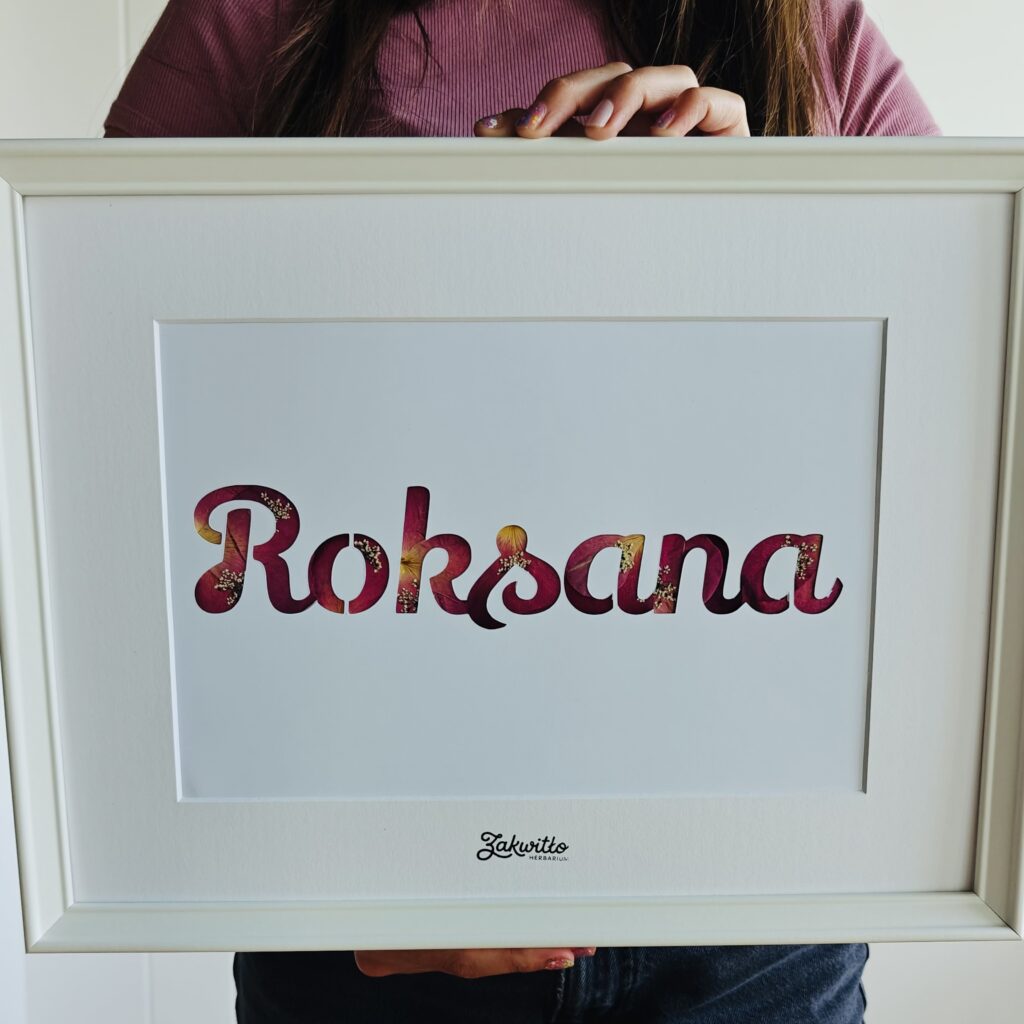 Napis Roksana z suszonych kwiatów — różowe róże i dzika marchew, 32×42