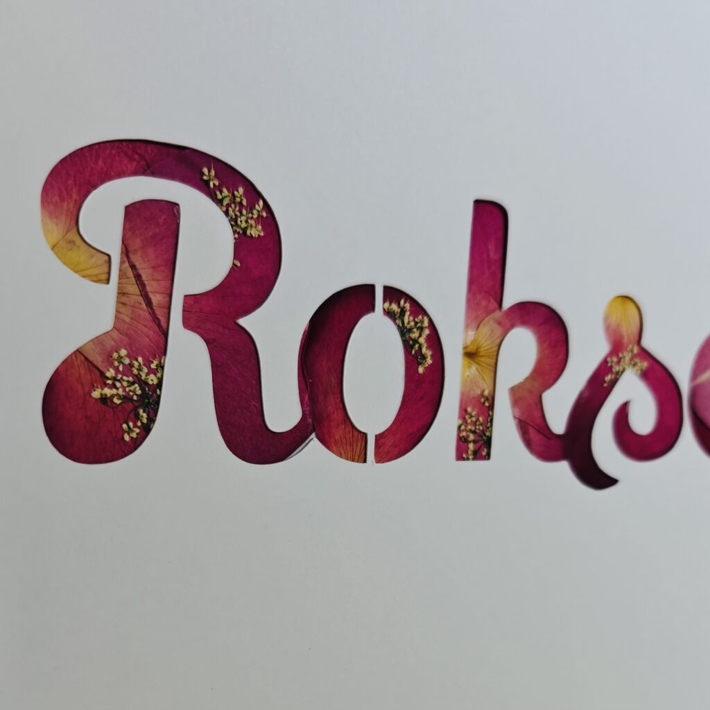 Napis Roksana z suszonych kwiatów — różowe róże i dzika marchew, 32×42