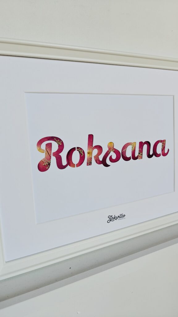 Napis Roksana z suszonych kwiatów — różowe róże i dzika marchew, 32×42