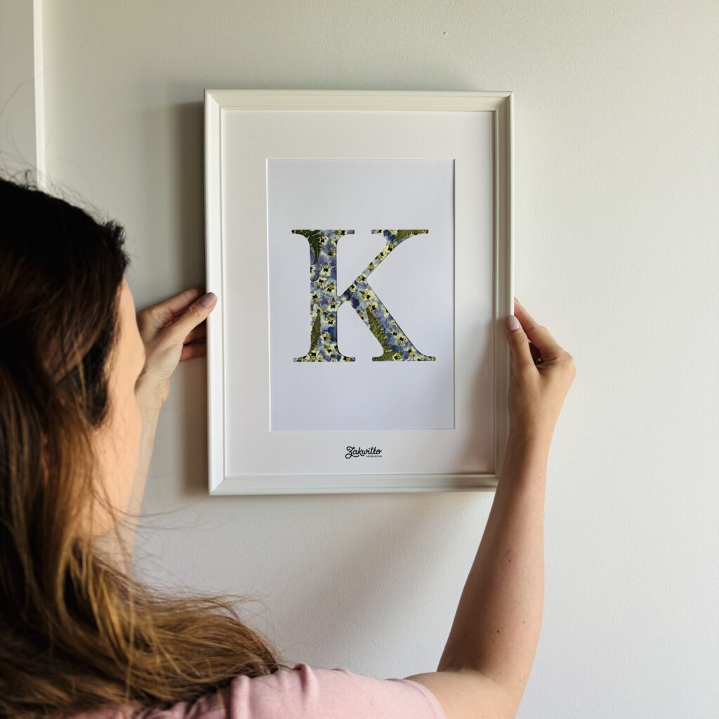 Litera K z suszonych kwiatów — bratki i paproć, 32×42