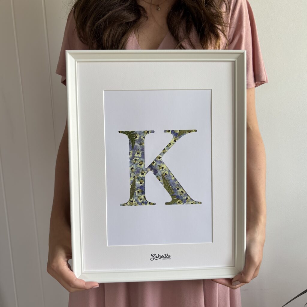 Litera K z suszonych kwiatów — bratki i paproć, 32×42