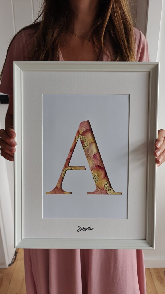Litera A z suszonych kwiatów — płatki róż, 32×42