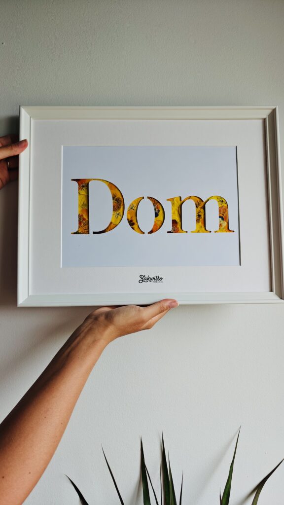 Napis Dom z suszonych kwiatów — Bratki mix, 32×42